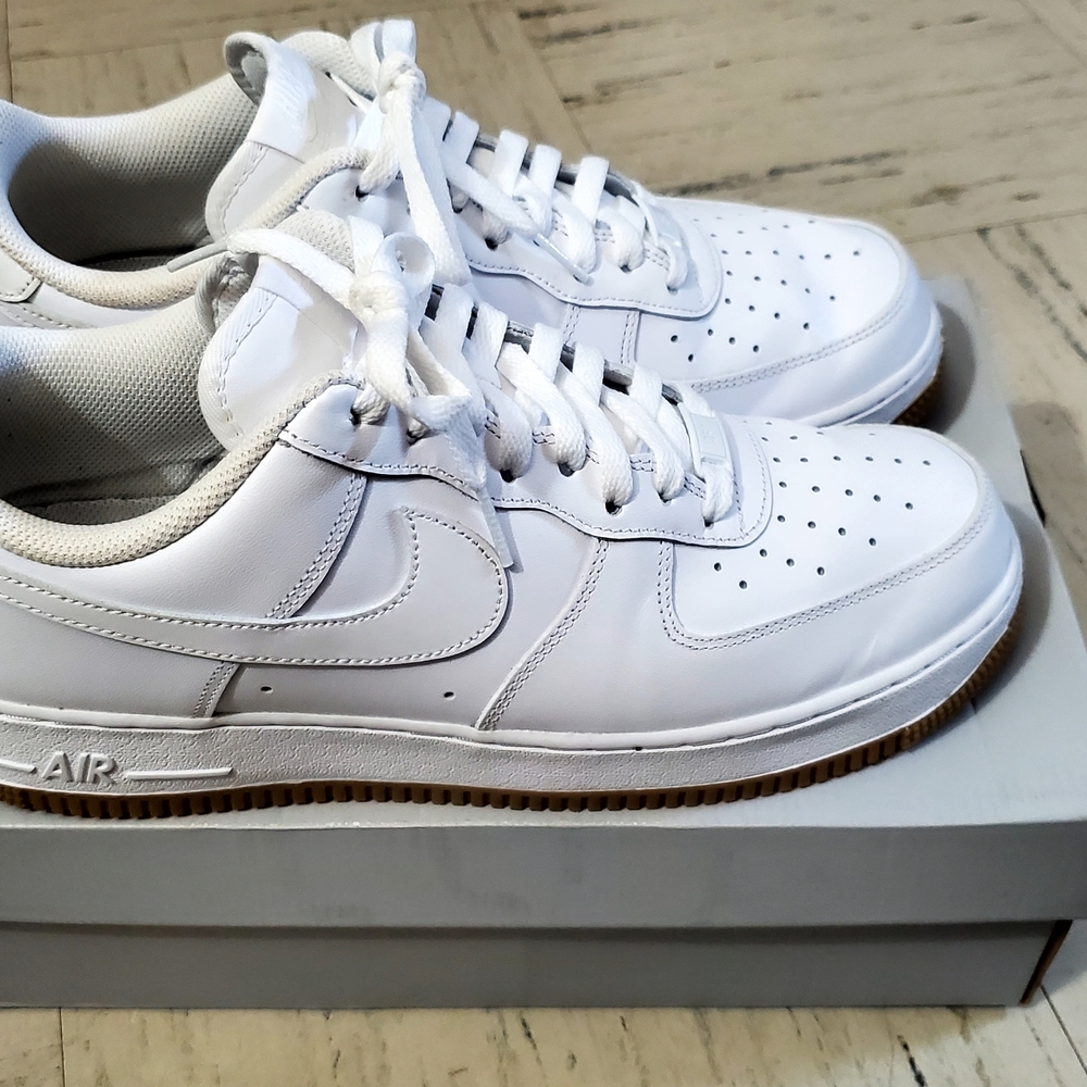 Nike Air Force 1 '07' Men's White Sneakers with Gum Sole